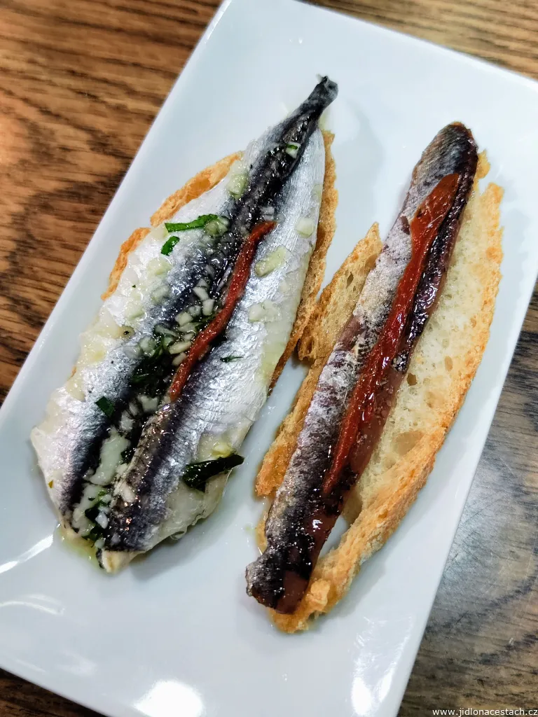 Jednoduché, ale dokonalé pintxos s nakladanou ančovičkou v bare Basaras, Bilbao Jednoduché, ale dokonalé pintxos s nakladanou ančovičkou v bare Basaras, Bilbao