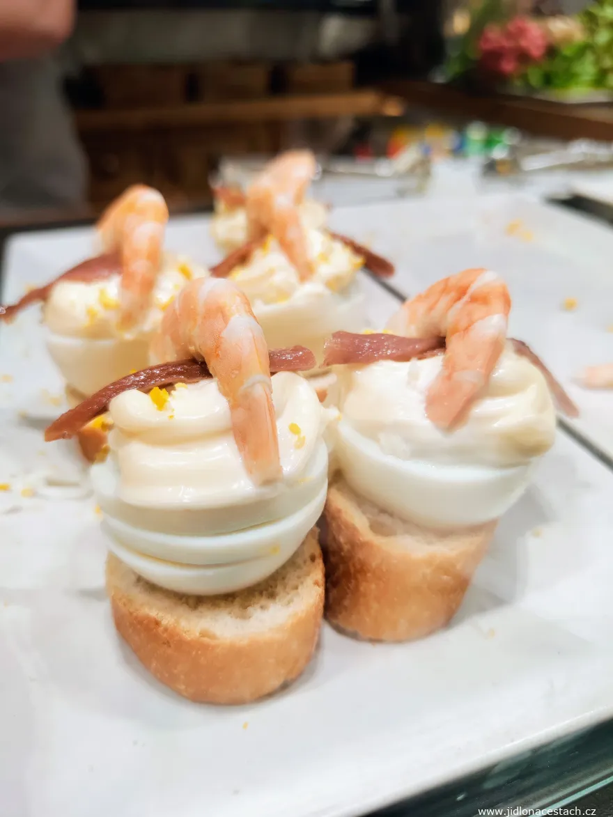 Pintxos s krevetou a ančovičkou na vajíčku v michelinském baru Tamboril, San Sebastián. Pintxos s krevetou a ančovičkou na vajíčku v michelinském baru Tamboril, San Sebastián.