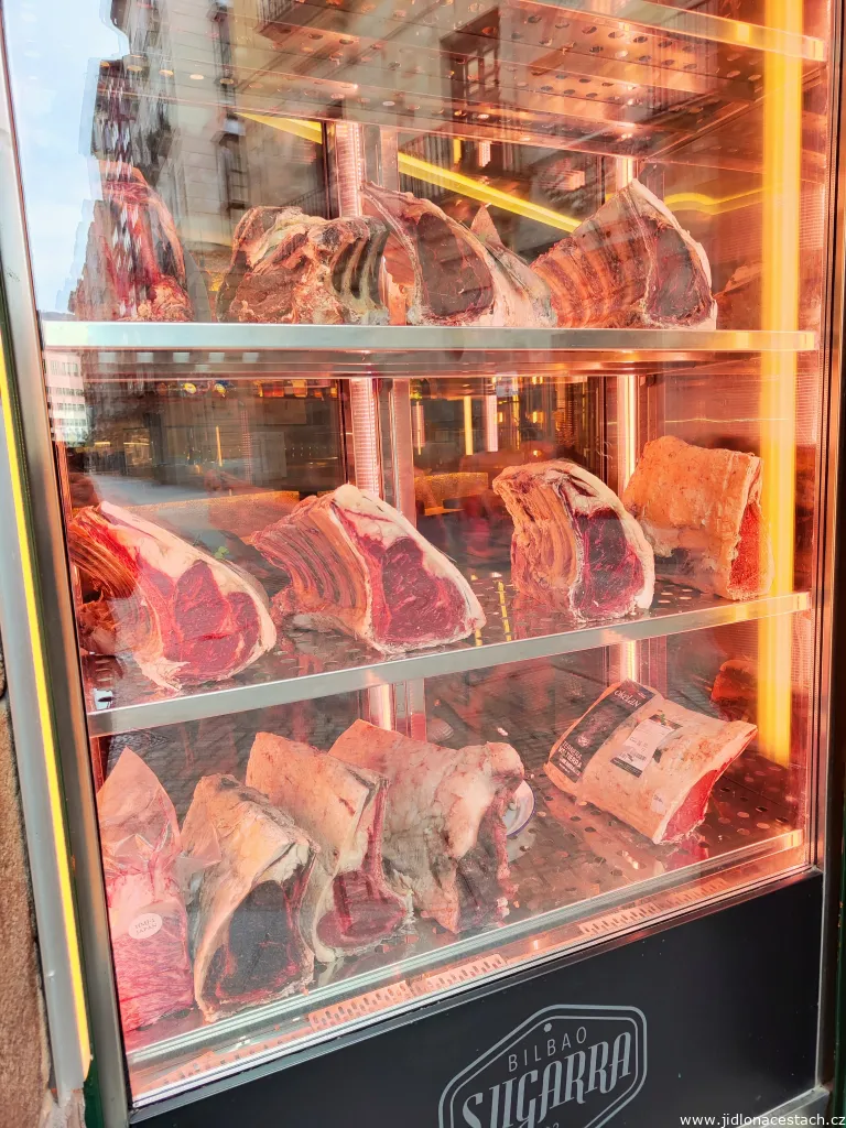 Výloha restaurace v Bilbau doslova zve na baskický txuletón - místní steak z hovězího masa. Výloha restaurace v Bilbau doslova zve na baskický txuletón - místní steak z hovězího masa.