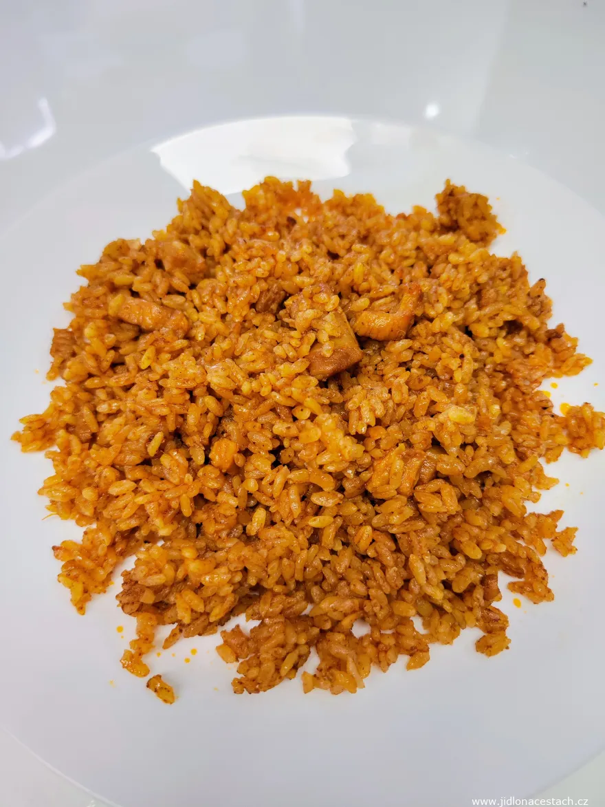 Arroz con secreto ibérico (rýže s iberským vepřovým masem) v rámci obědové nabídky menú del día.