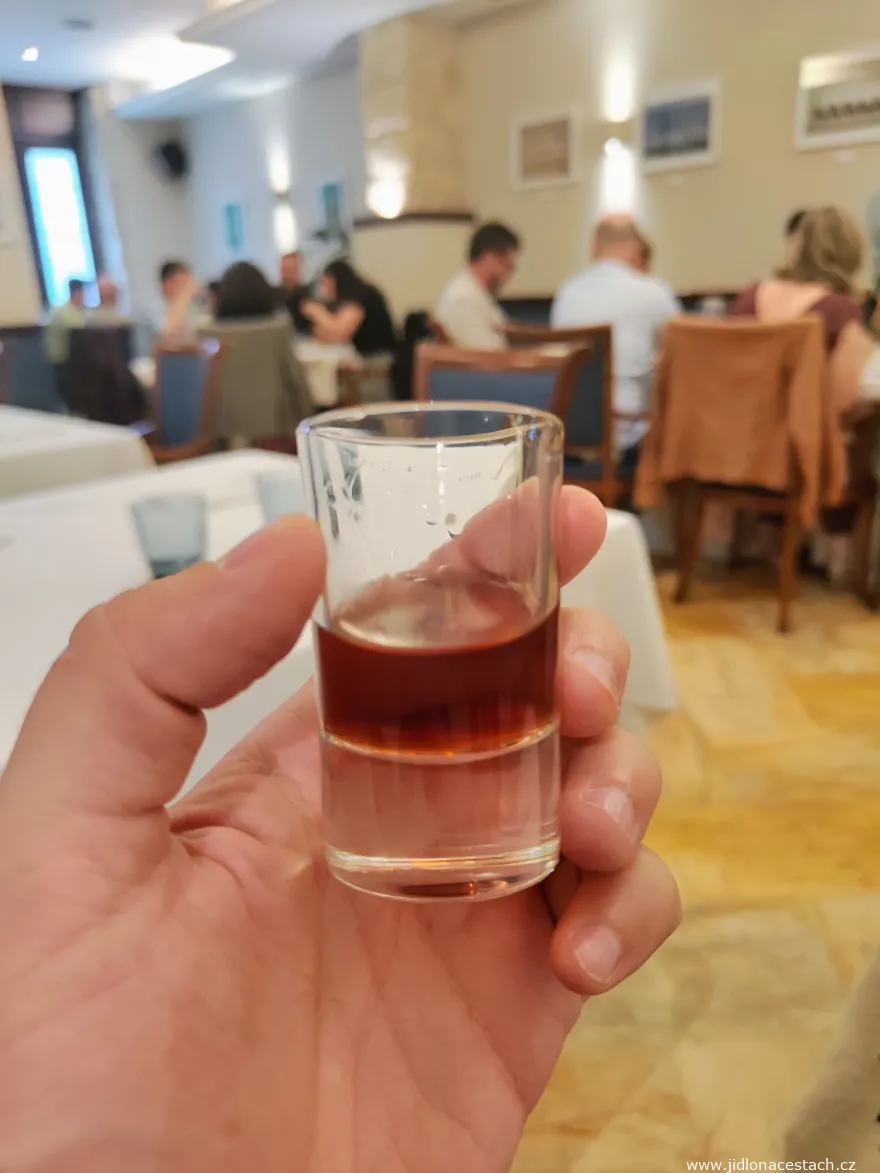 Patxaran z likérky Baines. Tento má vďaka zreniu v gaštanových sudoch viac hnedú farbu než iné patxarany. Patxaran z likérky Baines. Tento má vďaka zreniu v gaštanových sudoch viac hnedú farbu než iné patxarany.