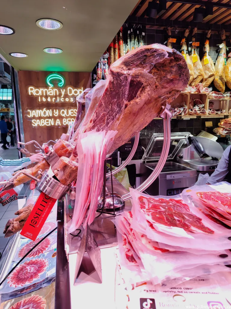 Centrálna tržnica Alicane: stánok so šunkou jamón.