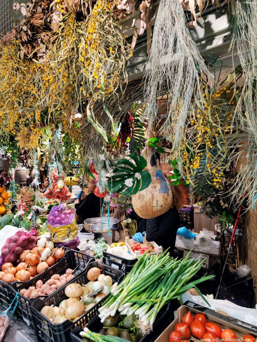 Mercat Central d'Alacant: stánok so zeleninou pod sušenými bylinkami. Mercat Central d'Alacant: stánok so zeleninou pod sušenými bylinkami.
