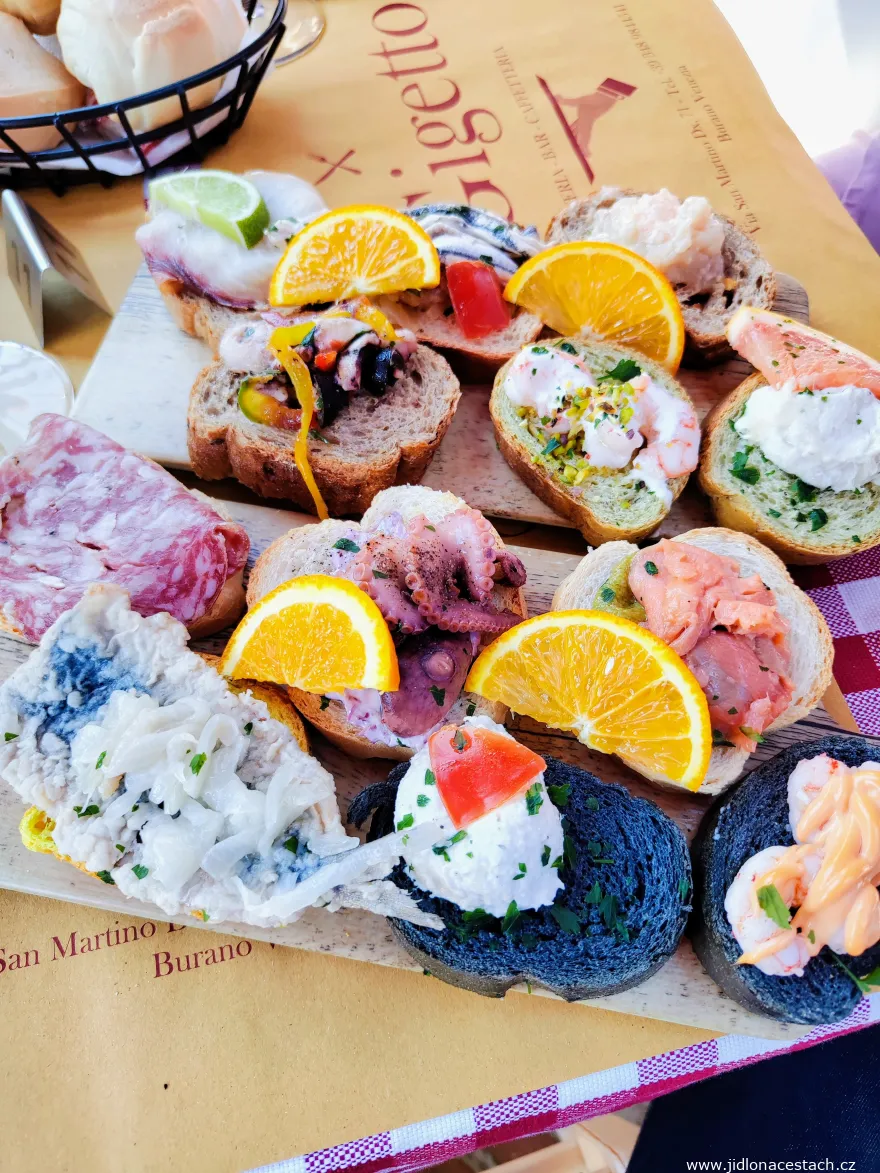 Cicchetti, mit verschiedenen Zutaten belegte Brötchen, ein typisches regionales Gericht aus Venetien. Cicchetti, mit verschiedenen Zutaten belegte Brötchen, ein typisches regionales Gericht aus Venetien.