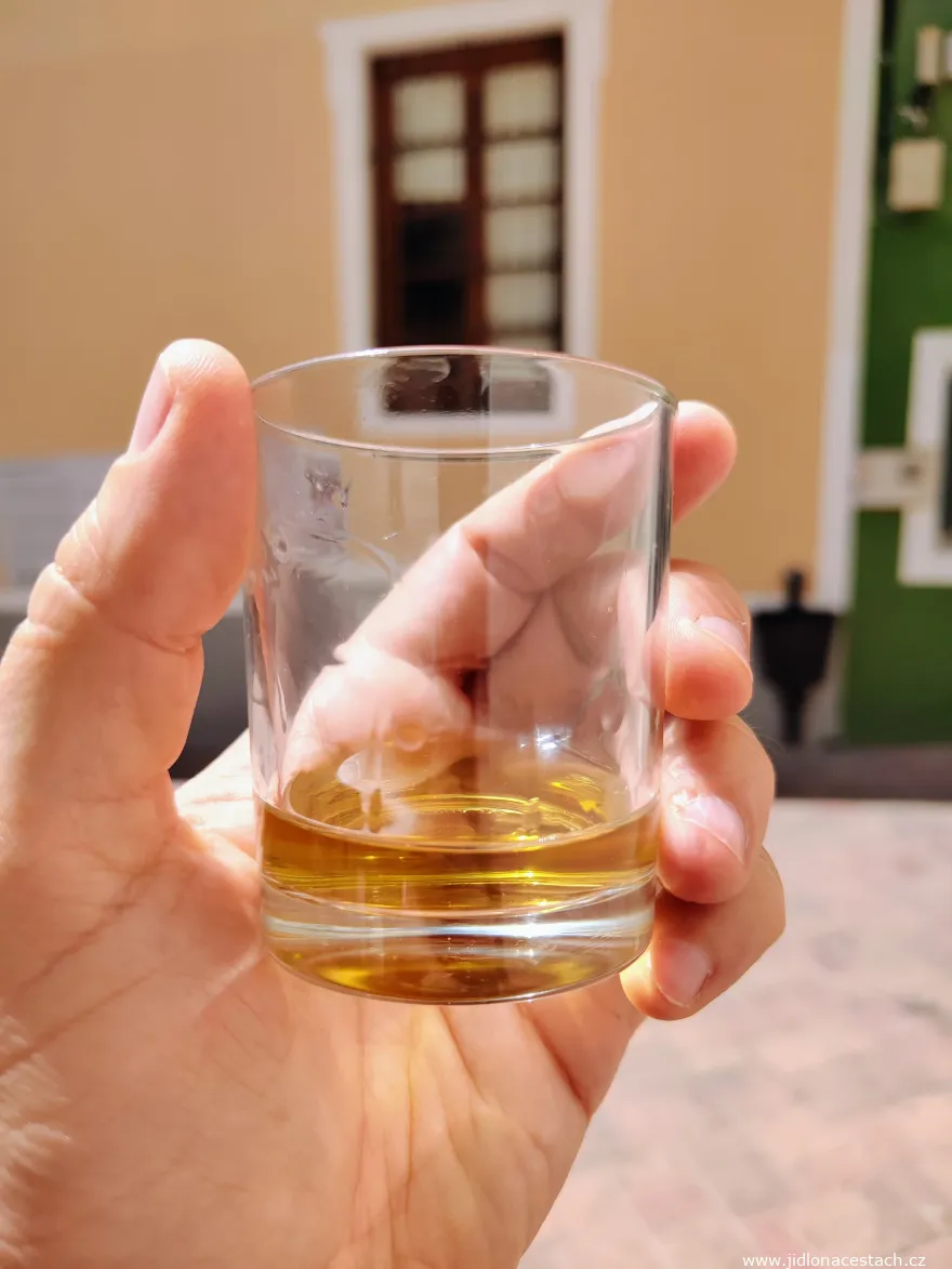 Ledově vychlazený bylinný likér Doblón. Ledově vychlazený bylinný likér Doblón.