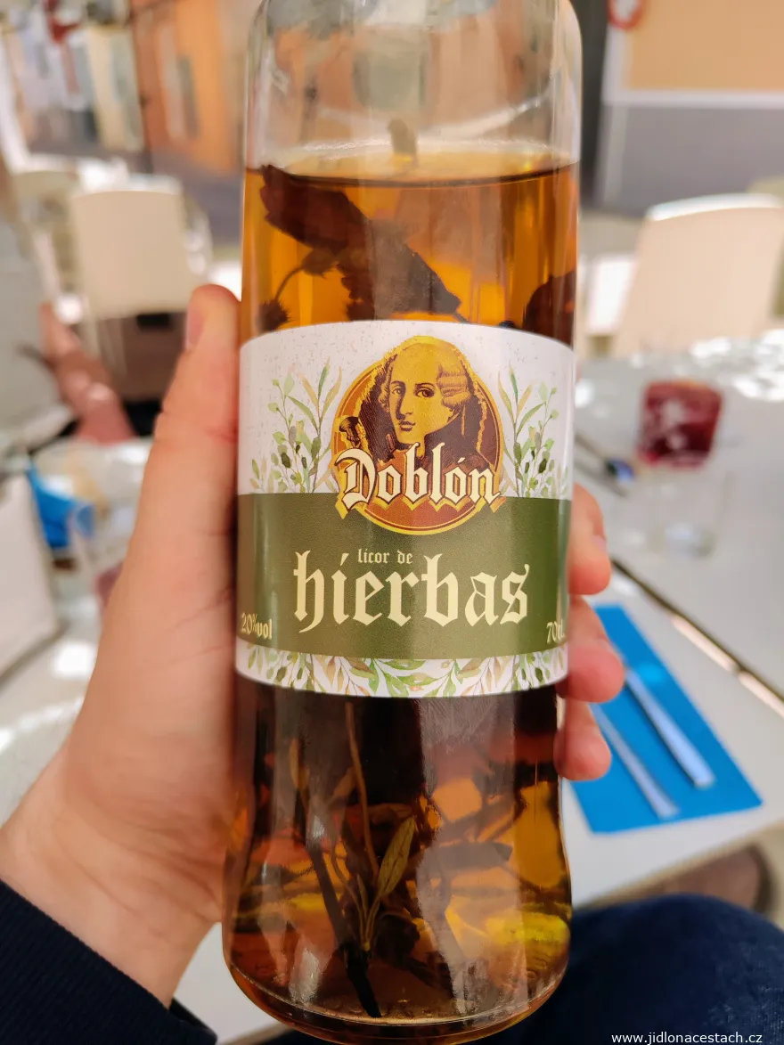 Doblón licor de hierbas: jedna z mnoha značek, která vyrábí byliný likér herbero. Doblón licor de hierbas: jedna z mnoha značek, která vyrábí byliný likér herbero.