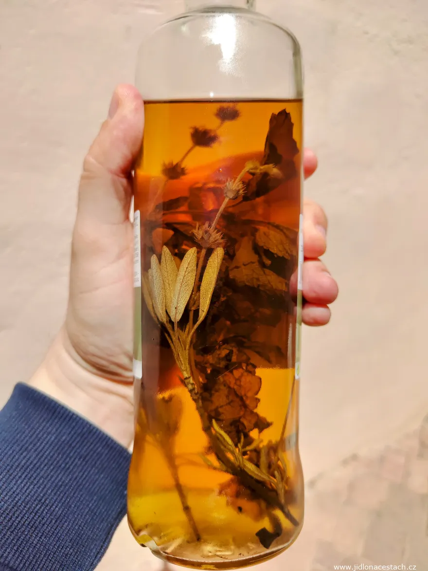 Doblón licor de hierbas: množství bylinek přímo v lahvi je fascinující.