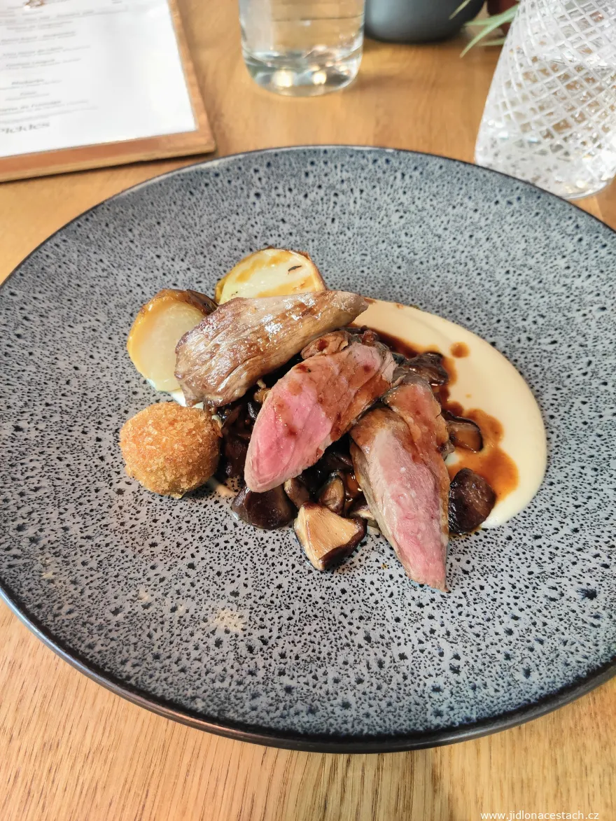 Menu du midi : filet mignon de porc, champignons shiitakés, chou-rave au Restaurant Pickles, à Nantes, en France. Menu du midi : filet mignon de porc, champignons shiitakés, chou-rave au Restaurant Pickles, à Nantes, en France.