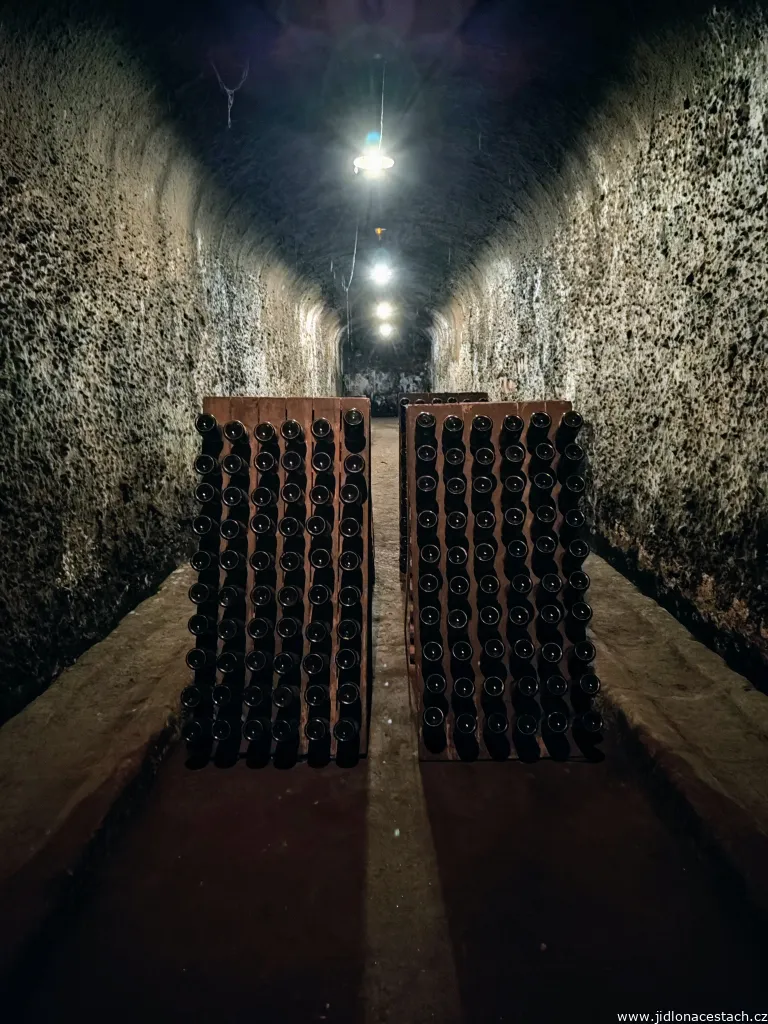 Zrání cavy ve sklepech ve vinařství Bodegas Bilbaínas ve španělském městečku Haro. Zrání cavy ve sklepech ve vinařství Bodegas Bilbaínas ve španělském městečku Haro.