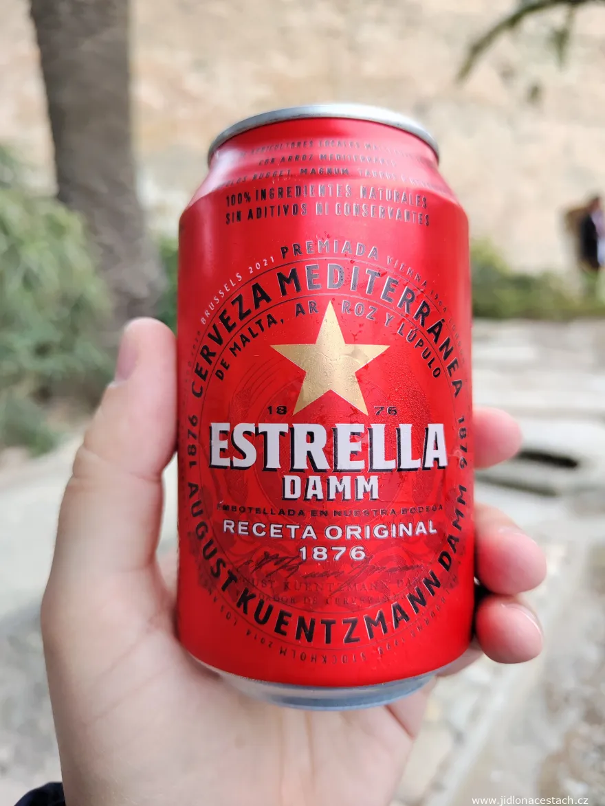 Španielske pivo Estrella Damm. Španielske pivo Estrella Damm.