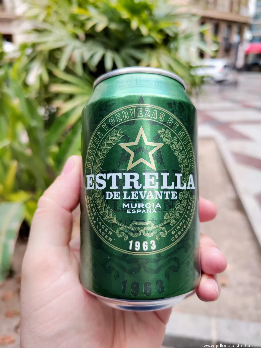 Španielske pivo Estrella de Levante.