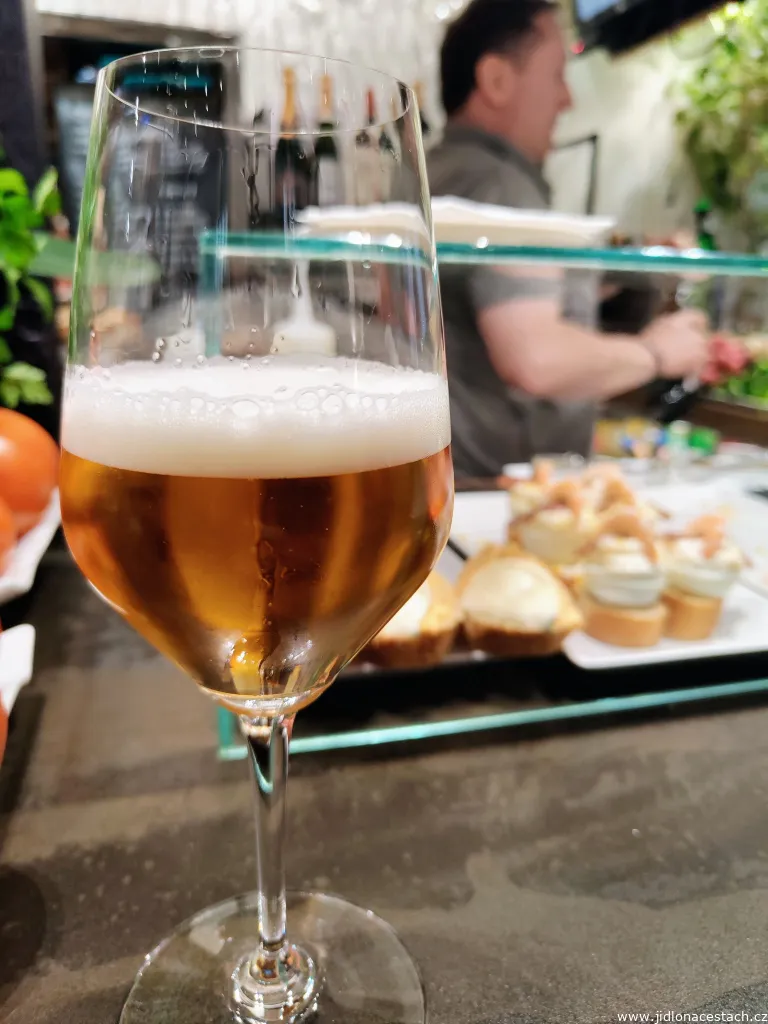 Pivo, celosvetovo jeden z najobľúbenejších alkoholických nápojov. Pivo, celosvetovo jeden z najobľúbenejších alkoholických nápojov.