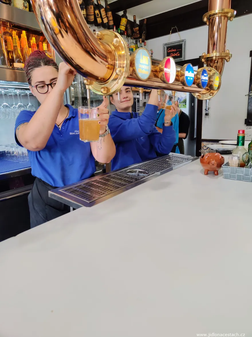 Pivný výčap v bare Bacaicoa v baskickom meste Bilbao. Na čape španielske pivo Mahou z tanku (tanque) a ďalšie tri pivá (v prvej a poslednej pípe je rovnaké pivo). Prvé dievča čapuje veľké pivo (jarra), druhé malé pivo caña (do plna) alebo zurito (do polovice pohára).