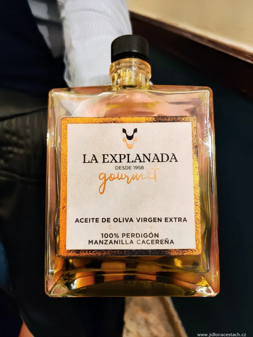 Spanish extra virgin olive oil La Explanada (established in 1958) from the Perdigón and Manzanilla cacereña varieties. Spanish extra virgin olive oil La Explanada (established in 1958) from the Perdigón and Manzanilla cacereña varieties.