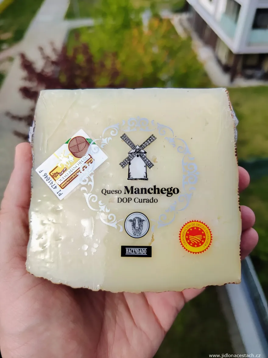 Manchego: klasyczny hiszpański ser owczy z chronioną nazwą pochodzenia. Manchego: klasyczny hiszpański ser owczy z chronioną nazwą pochodzenia.