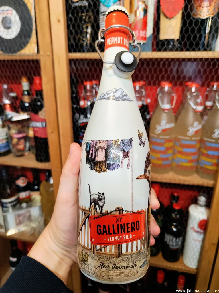 Španielsky červený vermut El Gallinero.