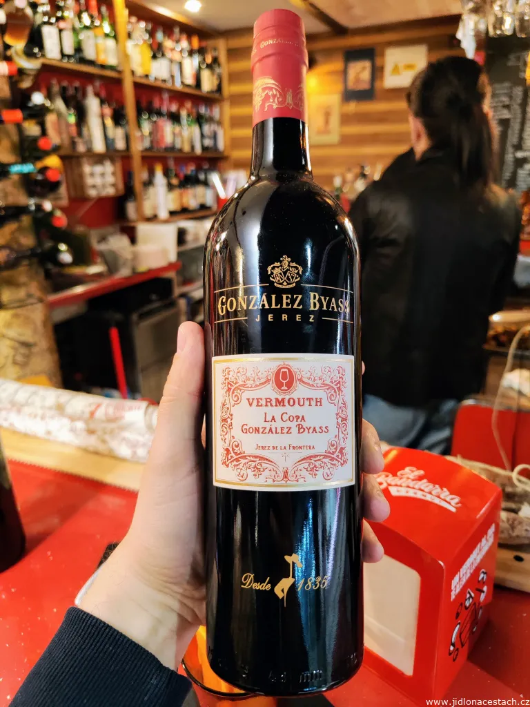 Španielsky červený vermut La Copa, jeden z najvychýrenejších vermutov v Španielsku. Španielsky červený vermut La Copa, jeden z najvychýrenejších vermutov v Španielsku.