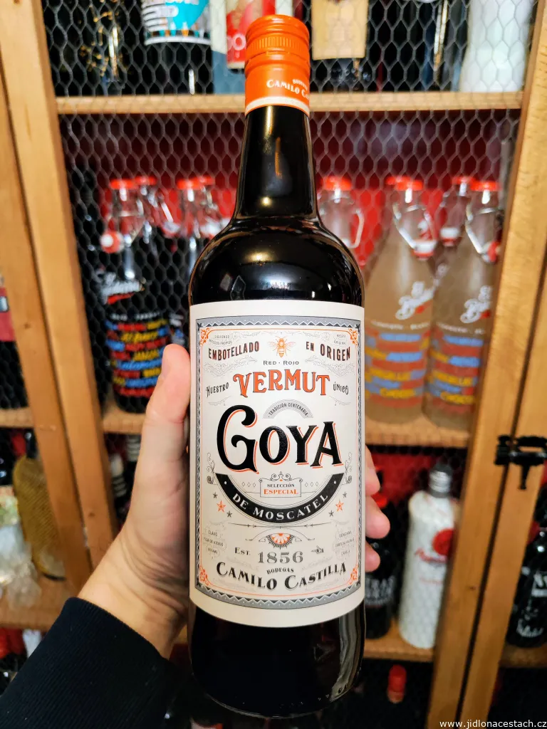 Červený španielsky vermut Goya. Červený španielsky vermut Goya.