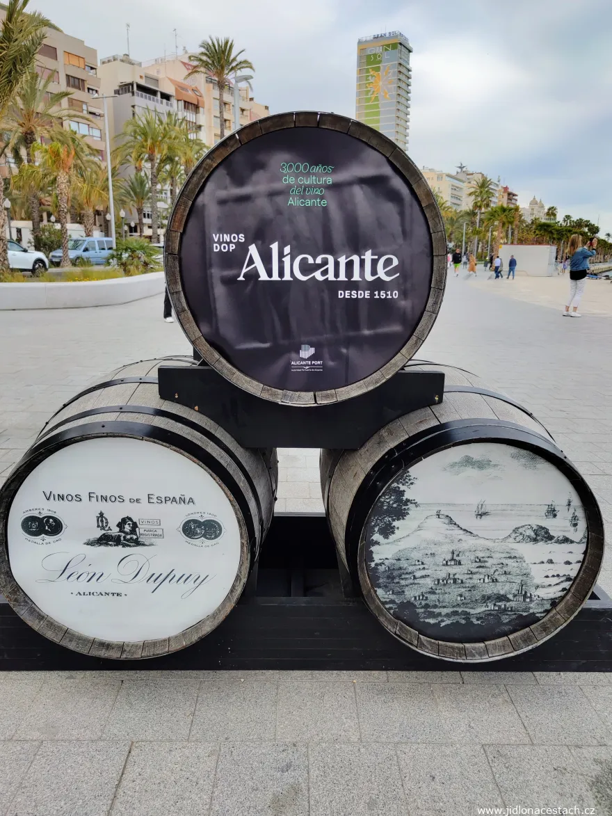 In Alicante, be sure to try the local wine. The barrels on the local promenade will remind you of it. In Alicante, be sure to try the local wine. The barrels on the local promenade will remind you of it.