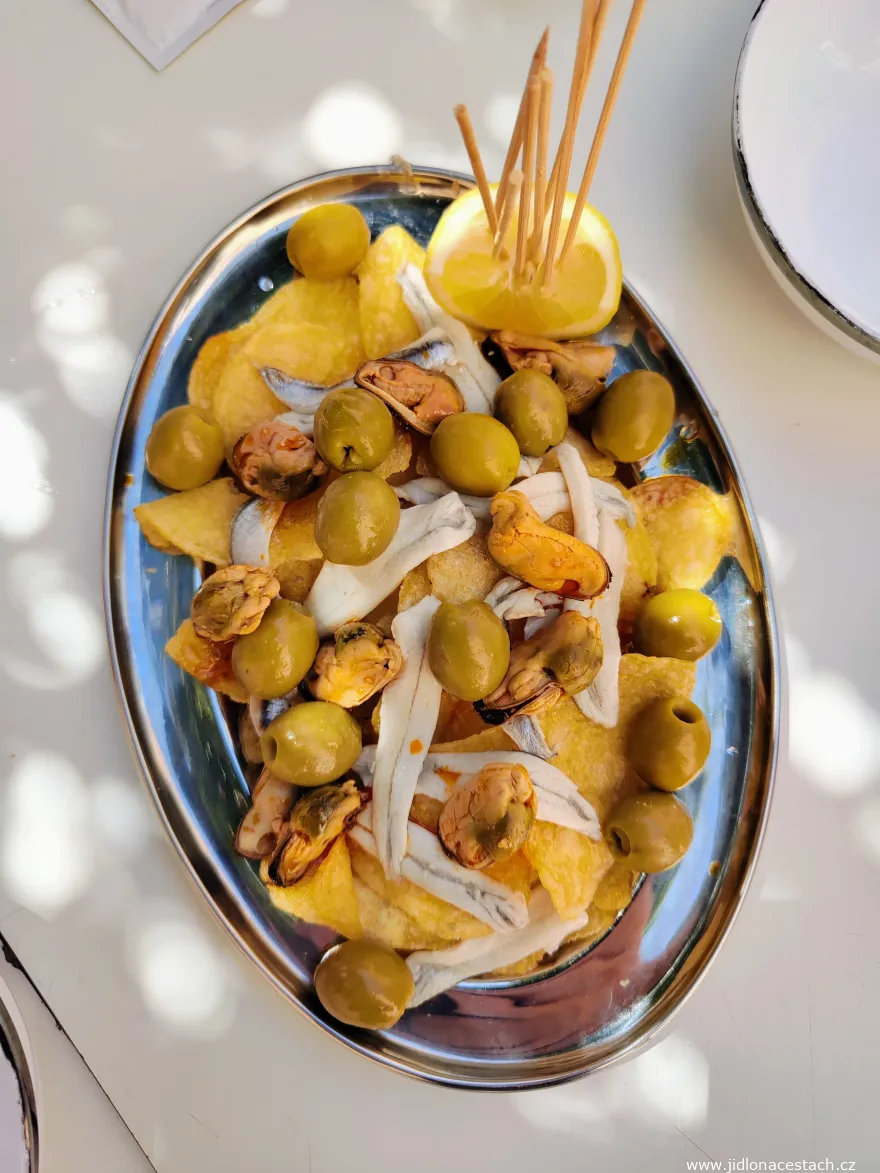 Španielske tapas chanchullo, na ktoré často narazíte v okolí mesta Novelda. Kľúčovou ingredienciou sú práve konzervované slávky. Španielske tapas chanchullo, na ktoré často narazíte v okolí mesta Novelda. Kľúčovou ingredienciou sú práve konzervované slávky.