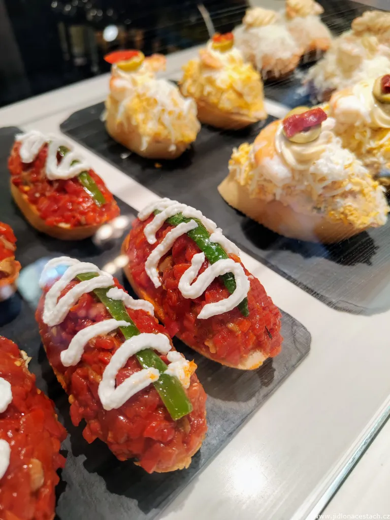 Typické španělské jídlo: tapas, malé chuťovky k pivu nebo vínu. Typické španělské jídlo: tapas, malé chuťovky k pivu nebo vínu.