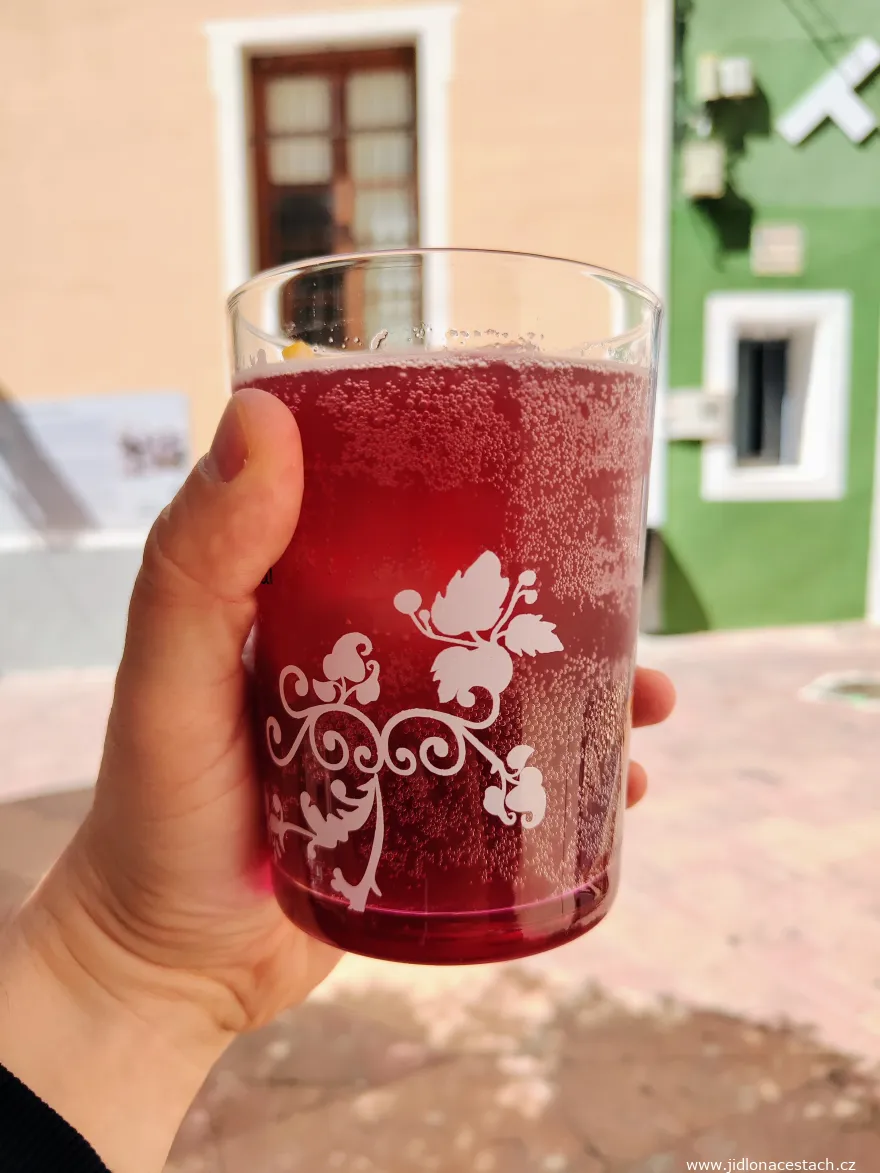 Tinto de verano v širokom pohári.