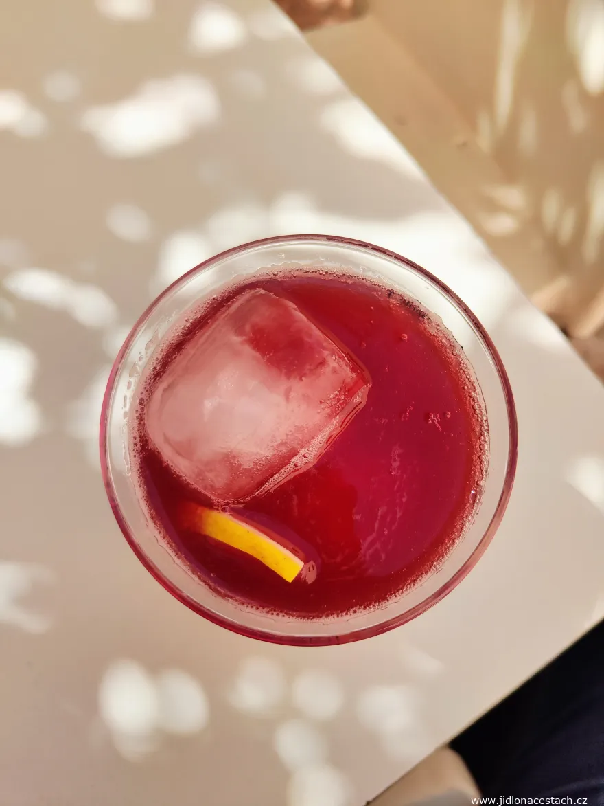 Tinto de verano: typicky s plátkom citróna a ľadom.