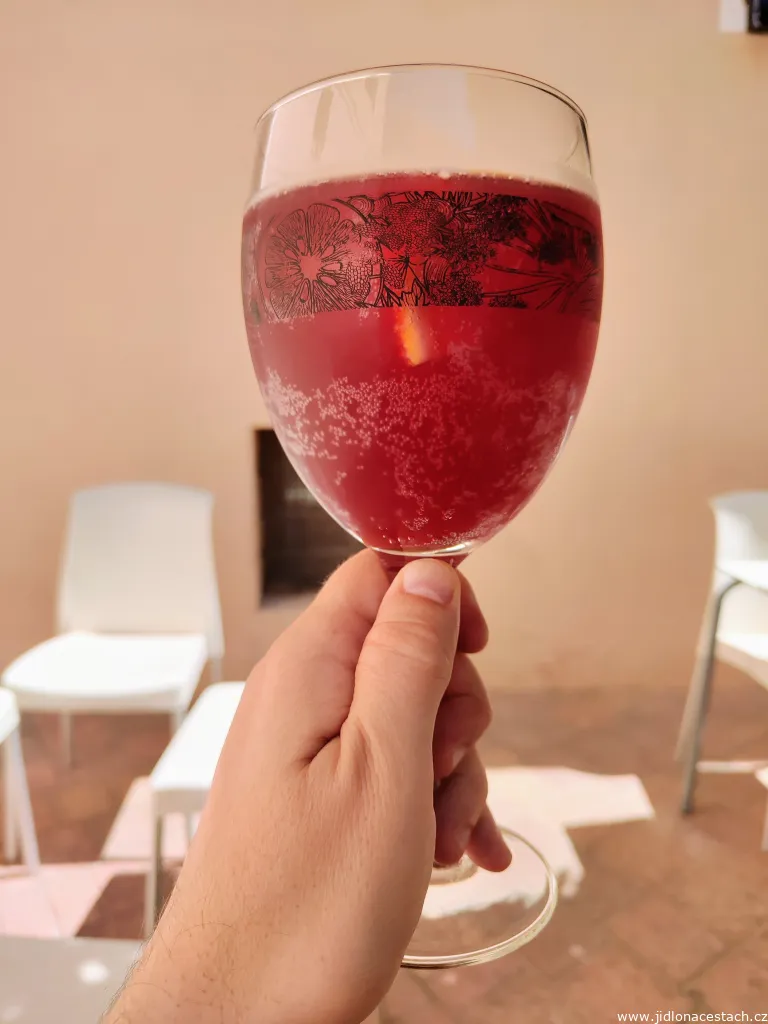 Tinto de verano. Veľmi jednoduchý španielsky kokteil z červeného vína a citrónovej limonády. Tinto de verano. Veľmi jednoduchý španielsky kokteil z červeného vína a citrónovej limonády.