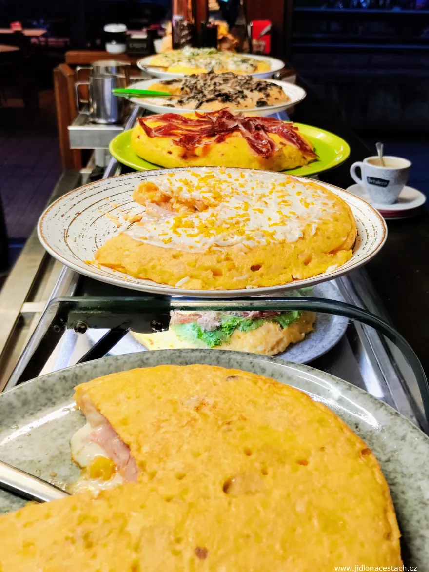 Tortilla de patatas: různé varianty tohoto variabilního španělského jídla. Tortilla de patatas: různé varianty tohoto variabilního španělského jídla.