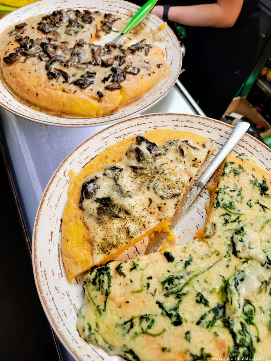 Tortilla de patas: španělská bramborová omeleta s houbami a špenátem.