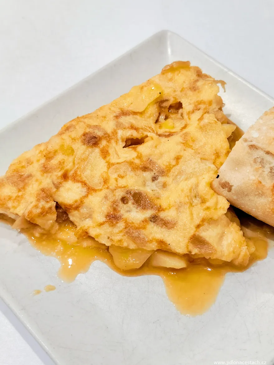 Tortilla de patatas: španělská bramborová omeleta v základní, přesto dokonalé variantě. Jen vejce, brambory a olivový olej. Jednoduššeji už to nejde.