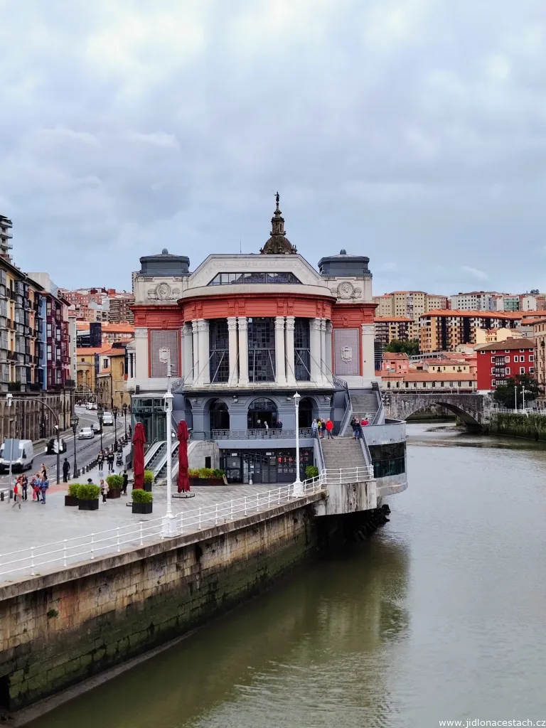 Erriberako merkatua/Mercado de la Ribera: budova tržnice na brehu rieky Nervión. Erriberako merkatua/Mercado de la Ribera: budova tržnice na brehu rieky Nervión.
