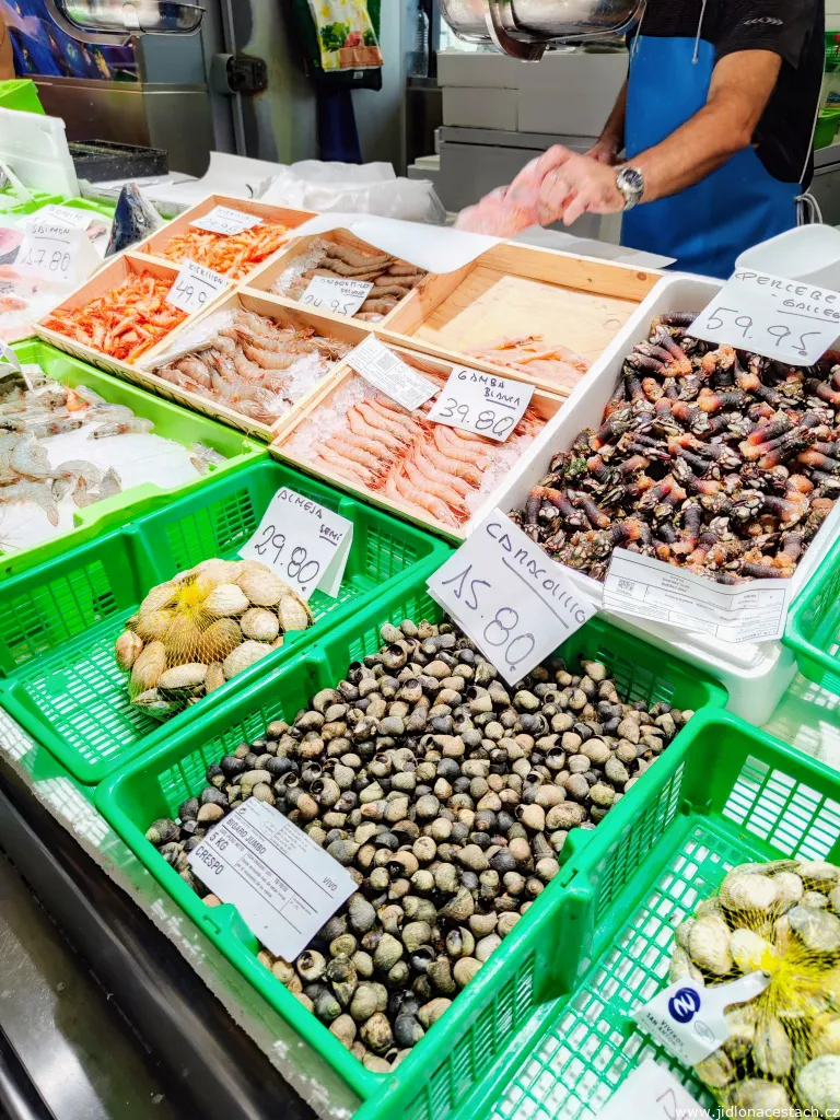 Erriberako merkatua/Mercado de la Ribera: ponuka morských plodov. Erriberako merkatua/Mercado de la Ribera: ponuka morských plodov.