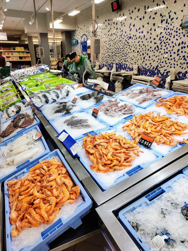 Erriberako merkatua/Mercado de la Ribera: ponuka morských plodov. Erriberako merkatua/Mercado de la Ribera: ponuka morských plodov.