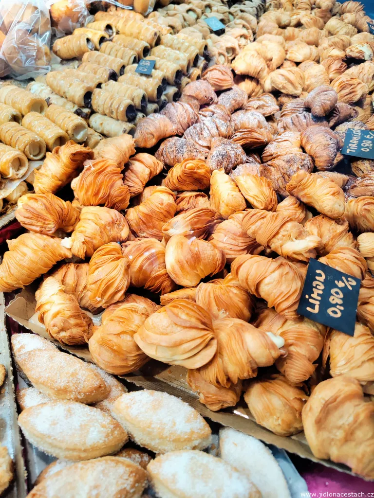 Erriberako merkatua/Mercado de la Ribera: stánok so sladkým pečivom. Erriberako merkatua/Mercado de la Ribera: stánok so sladkým pečivom.