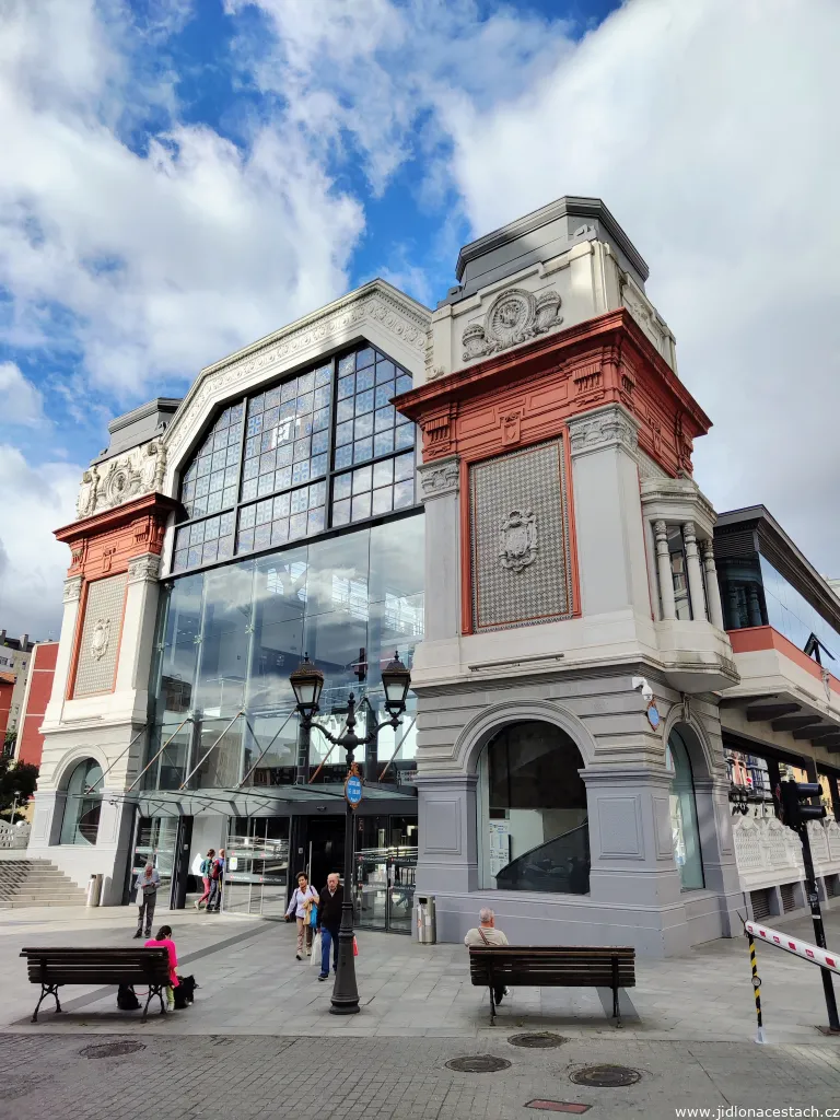 Erriberako merkatua/Mercado de la Ribera: veľkoryso zasklené steny tržnice.