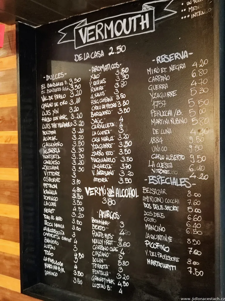 Ponuka vermutu vo vermutérii La Guapa v Alicante.