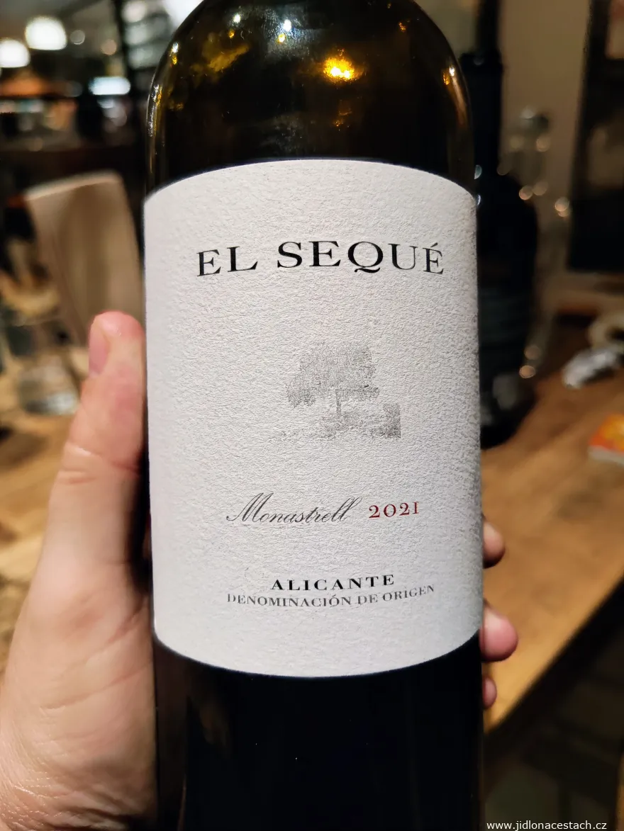 Špičkové červené víno El Sequé z odrůdy monastrell z vinařství Artadi, které je jedním z nejuznávanějších ve Španělsku. Hrozny pro El Sequé pocházejí ze stejnojmenné vinice, která se nachází v nadmořské výšce 600 metrů. Stáří vinic je kolem 40 let. Půda je zde převážně vápenitá. Výnosy jsou velmi nízké, kolem 1,5 kg na keř, což dodává vínu koncentraci a komplexitu.