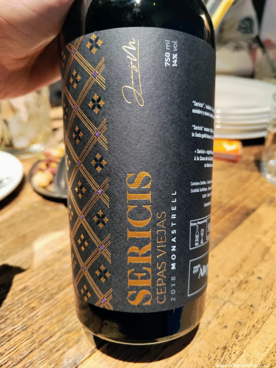 Červené víno Sericis (v překladu hedvábné) z odrůdy monastrell z vinařství Bodegas Carchelo. Hrozny pocházejí z vinic starších 30 let ("Cepas Viejas" znamená "staré keře"), které rostou v nadmořské výšce kolem 700 metrů. Ročník 2018 získal vysoké hodnocení 92 bodů od Guía Peñín (španělský vinařský průvodce). Červené víno Sericis (v překladu hedvábné) z odrůdy monastrell z vinařství Bodegas Carchelo. Hrozny pocházejí z vinic starších 30 let ("Cepas Viejas" znamená "staré keře"), které rostou v nadmořské výšce kolem 700 metrů. Ročník 2018 získal vysoké hodnocení 92 bodů od Guía Peñín (španělský vinařský průvodce).