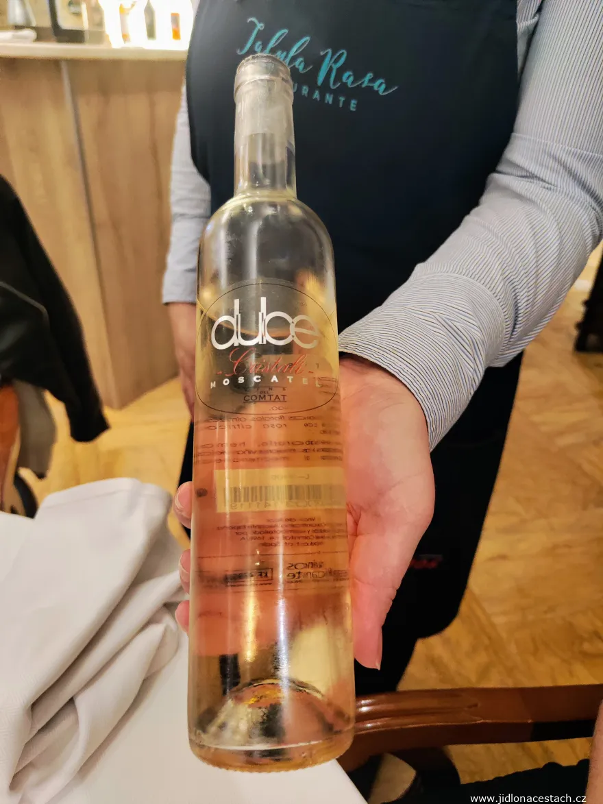 Sladké dezertní víno z odrůdy Moscatel z vinařství Vins del Comtat. Víno má zlatavou barvu a ve vůni dominují tóny citrusů, medu, čerstvých hroznů a květin. Chuť je sladká, plná a harmonická, s dlouhým závěrem. Sladké dezertní víno z odrůdy Moscatel z vinařství Vins del Comtat. Víno má zlatavou barvu a ve vůni dominují tóny citrusů, medu, čerstvých hroznů a květin. Chuť je sladká, plná a harmonická, s dlouhým závěrem.