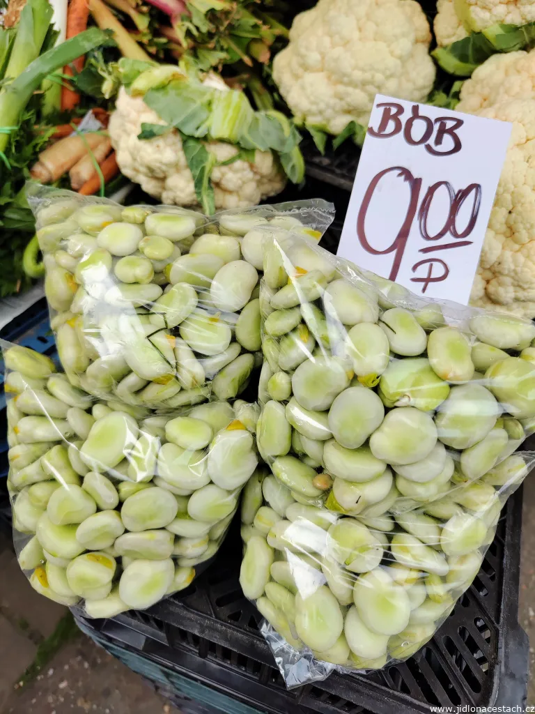 Fèves fraîches écossées sur un marché polonais.