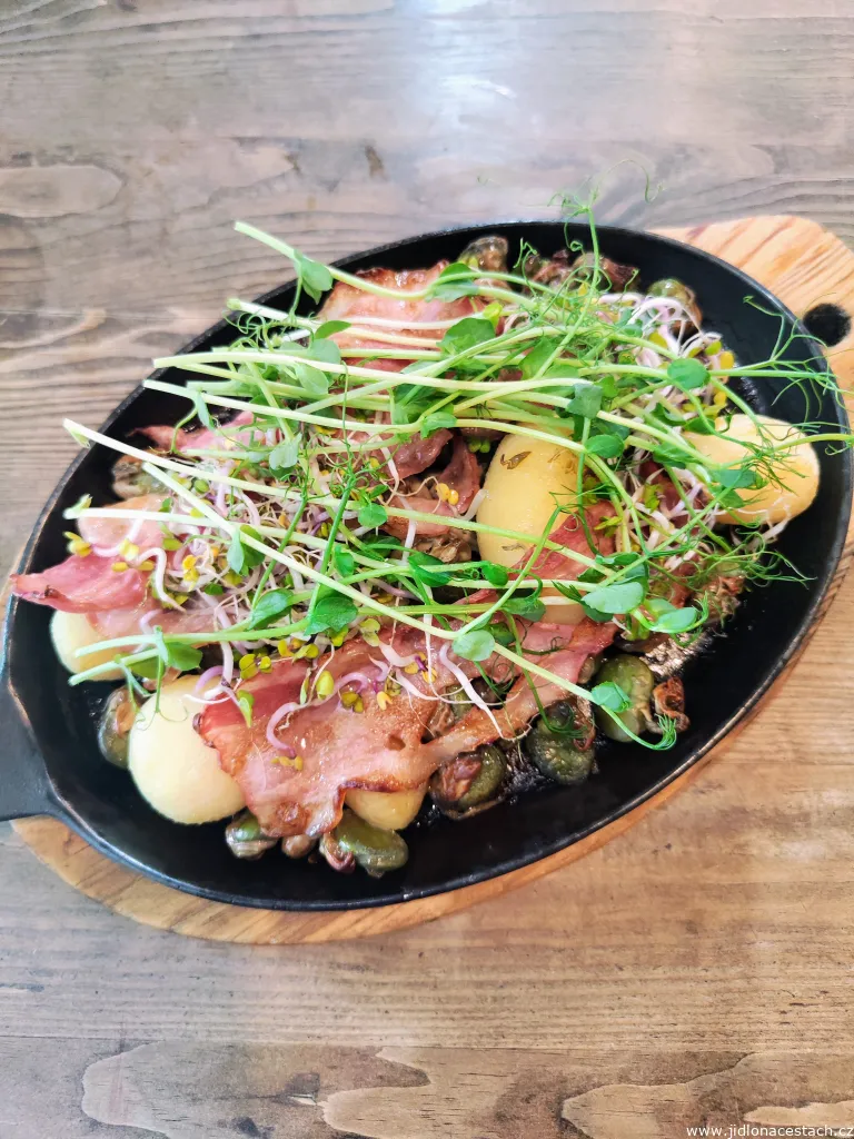 Fèves poêlées au beurre, avec du lard et des pommes de terre nouvelles. Fèves poêlées au beurre, avec du lard et des pommes de terre nouvelles.