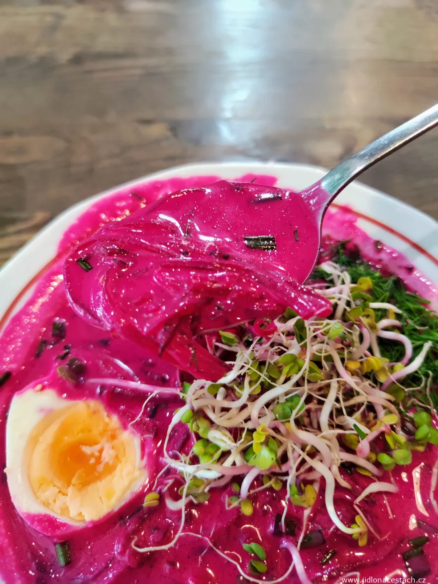 Chłodnik litewski: sämige, cremige Suppe mit Ei und Dill. Chłodnik litewski: sämige, cremige Suppe mit Ei und Dill.