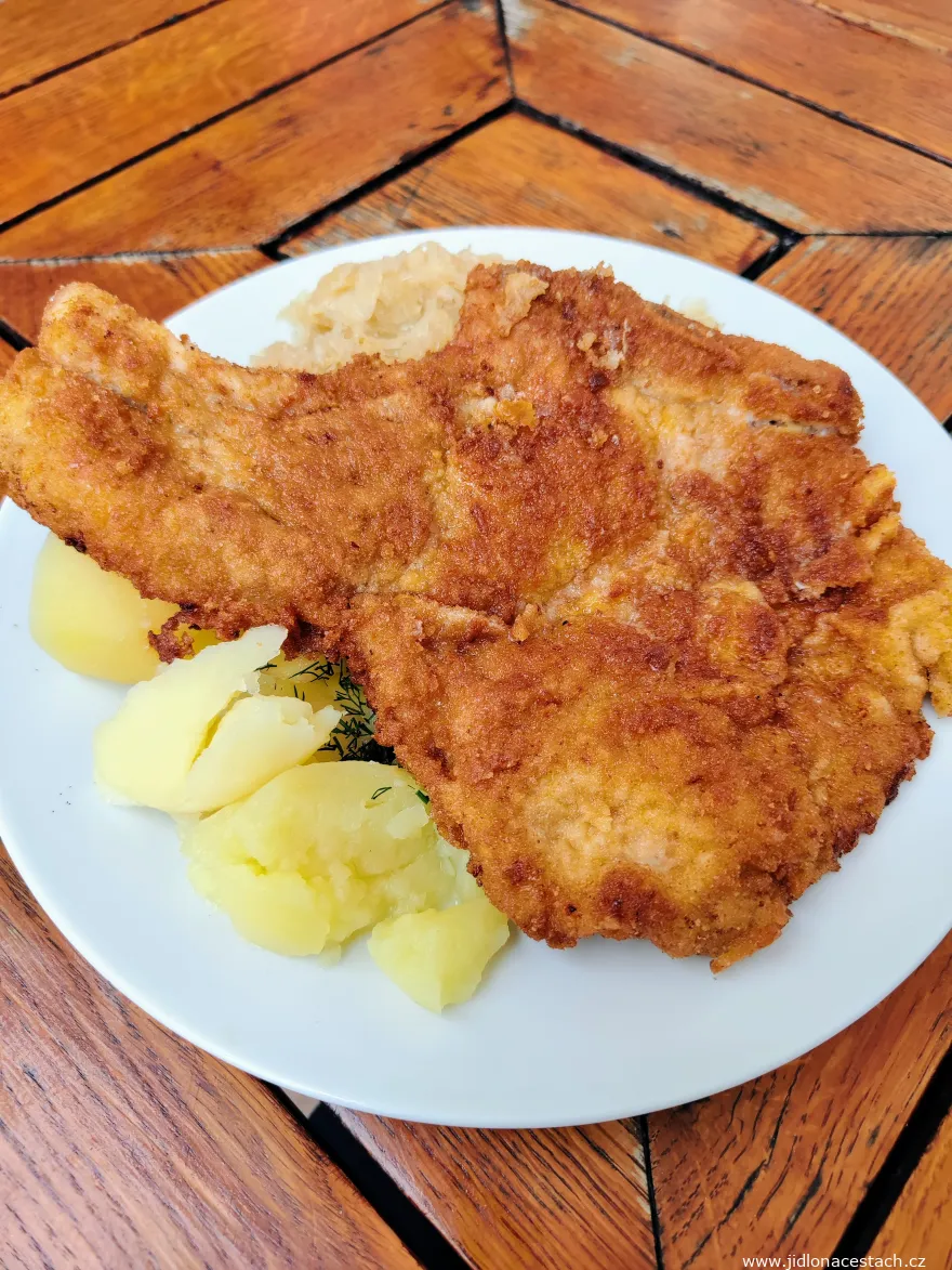 Typisches polnisches Gericht: Kotlet schabowy z kością (Schweineschnitzel mit Knochen).