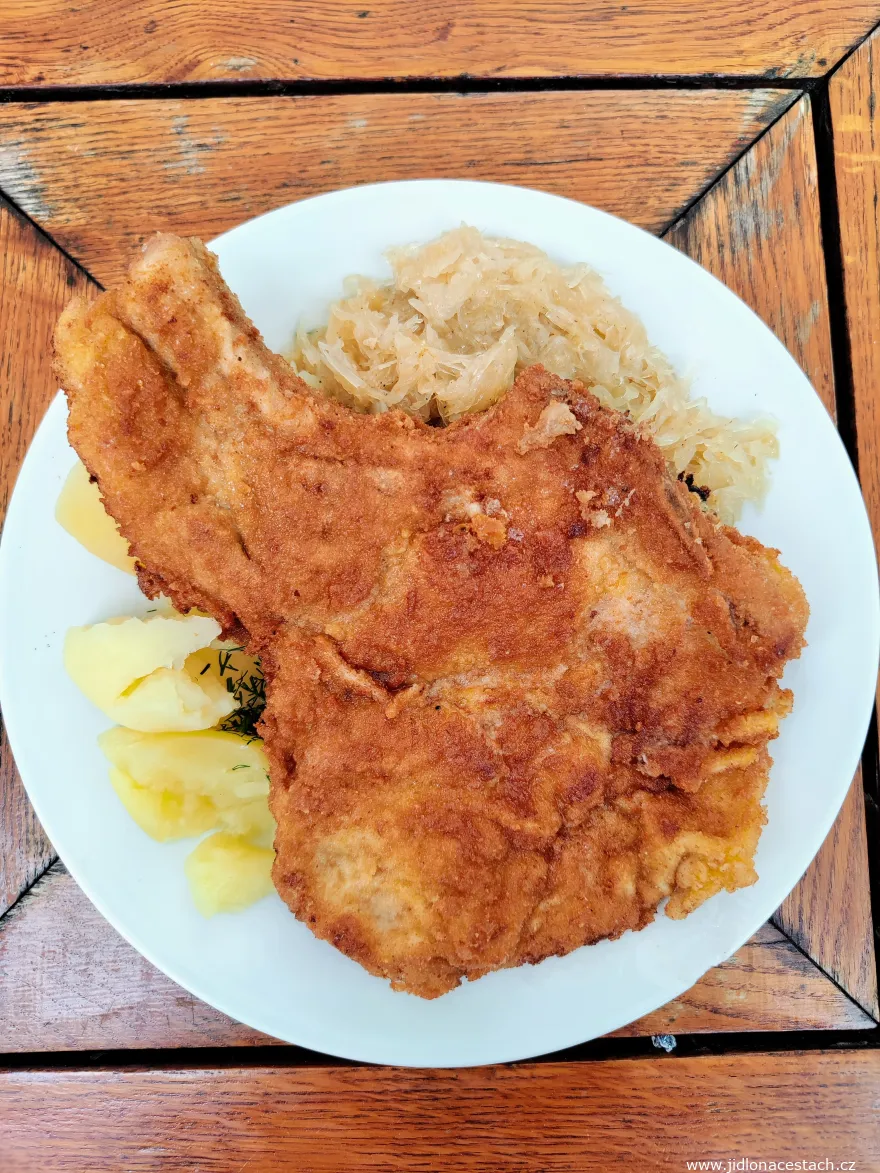 Kotlet schabowy : escalope de porc panée polonaise, avec l'os. Kotlet schabowy : escalope de porc panée polonaise, avec l'os.
