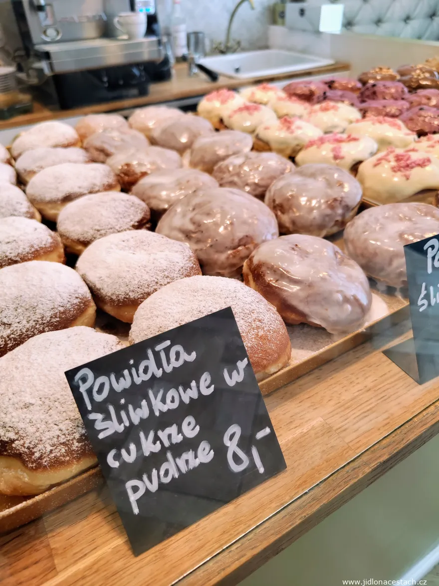 Frisch frittierte Pączki in der spezialisierten Konditorei Pączek w Maśle im polnischen Posen. Frisch frittierte Pączki in der spezialisierten Konditorei Pączek w Maśle im polnischen Posen.