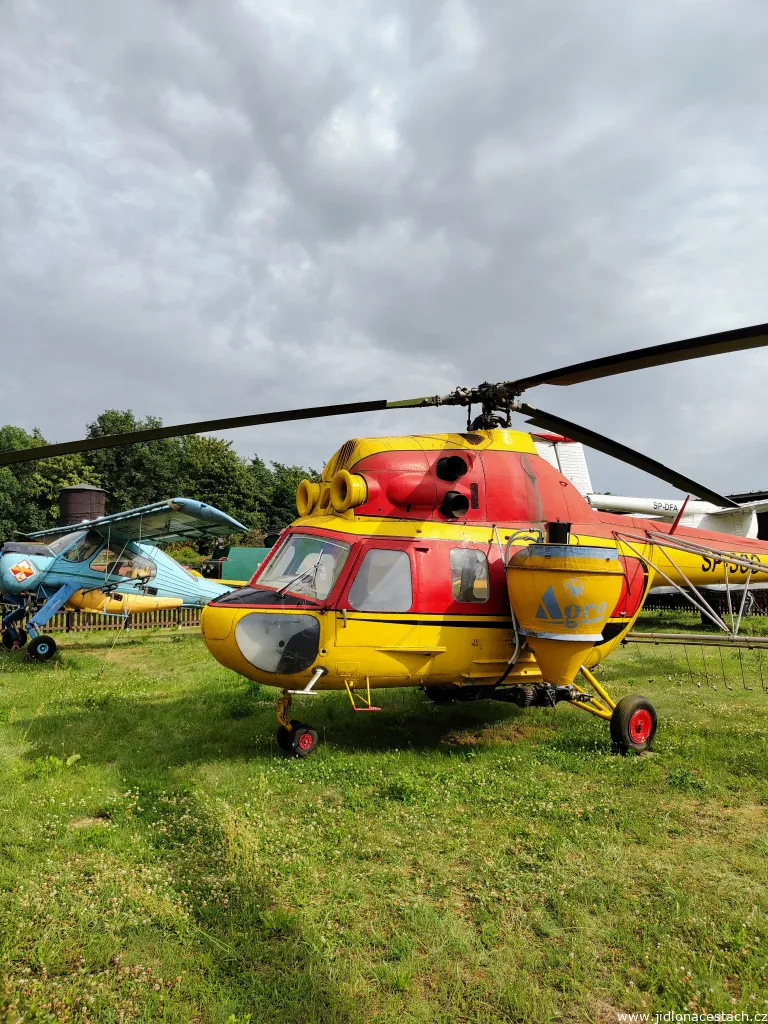 Musée national de l'agriculture à Szreniawa : l'exposition en plein air d'avions et d'hélicoptères d'épandage.