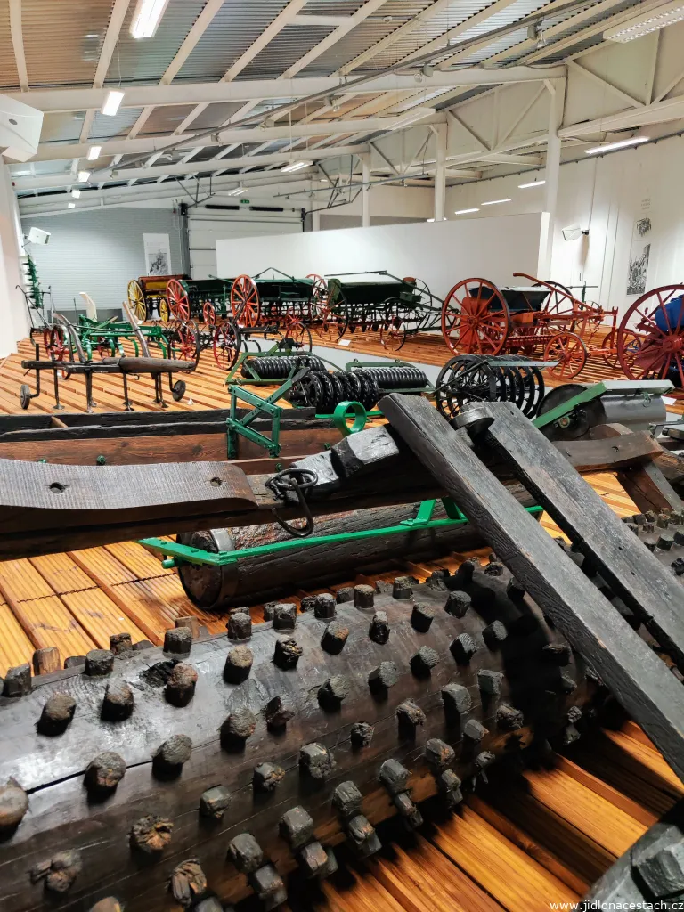 Musée national de l'agriculture à Szreniawa : l'exposition intérieure de machines agricoles. Musée national de l'agriculture à Szreniawa : l'exposition intérieure de machines agricoles.