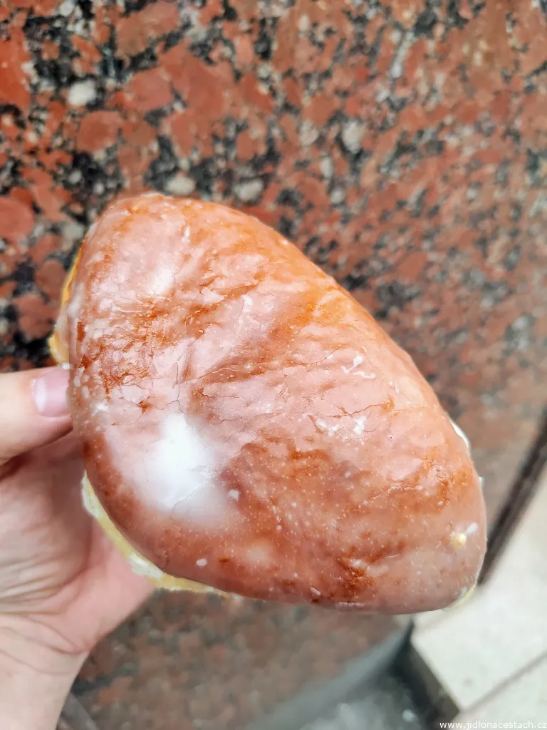 Ein länglicher Pączek mit Rhabarberfüllung.