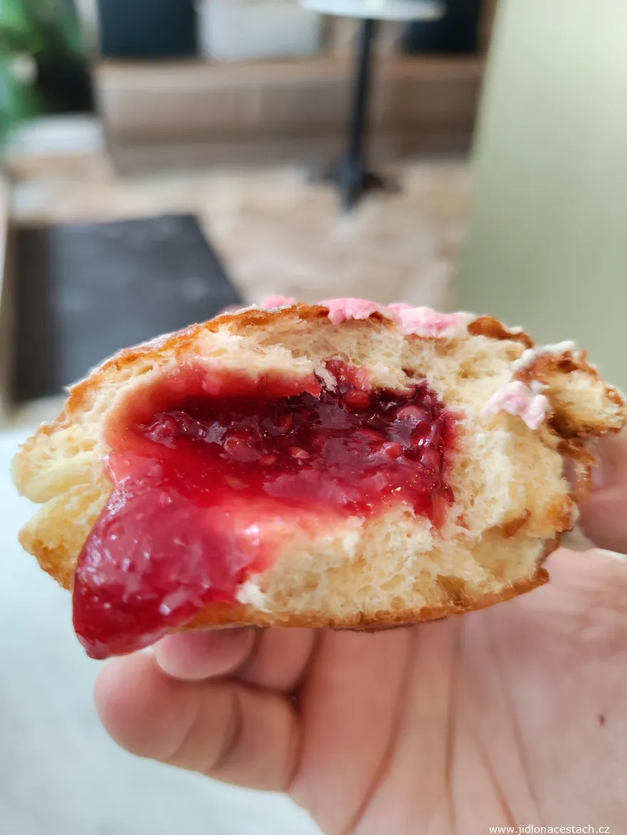 Ein Pączek mit Himbeerfüllung und weißer Schokoglasur. Ein Pączek mit Himbeerfüllung und weißer Schokoglasur.
